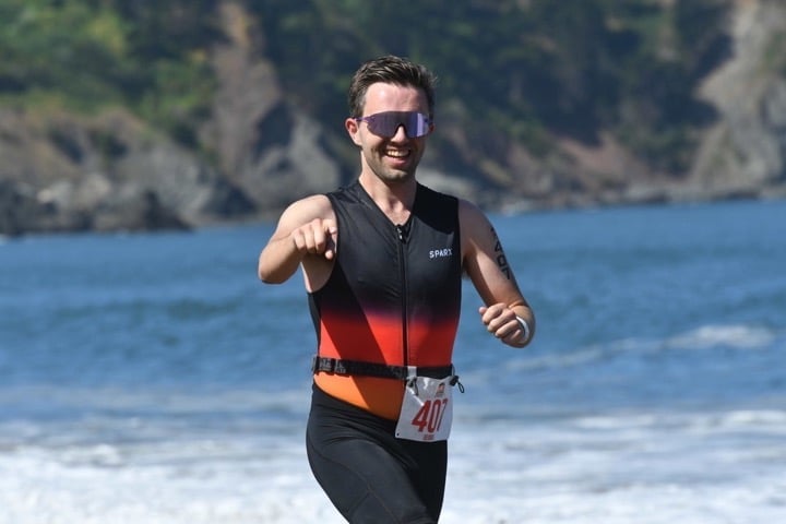 George running on Baker Beach in San Francisco during Escape from Alcatraz 2026